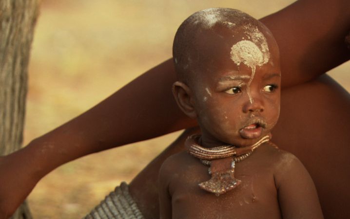 Bebês mostra o cotidiano de crianças em regiões inóspitas da Namíbia e da Mongólia (imagem abaixo) | Divulgação