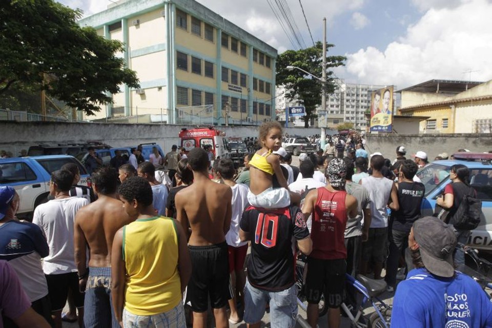 Moradores e parentes de estudantes aguardam informações em frenta à escola onde ocorreu o ataque | Ricardo Moraes/Reuters