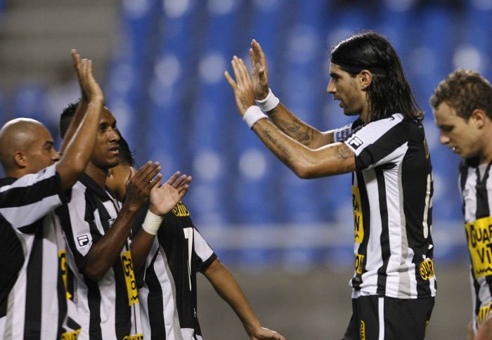 Loco Abreu garantiu o empate para o Botafogo contra o Avaí | André Luiz Mello / O Dia