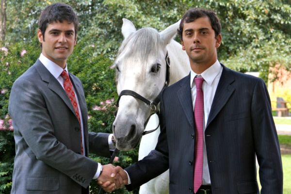 Omar Camargo Neto (à esq.) oficializou nesta quarta-feira com o presidente da Sociedade Hípica Paranaense, Flávio Martinez Filho, o patrocínio de sua corretora de investimentos para as provas do Campeonato de Saltos Nacional Cidade de Curitiba, que valerão como eliminatória para o Pan Americano e para o Mundial de Cavalos Novos. O campeonato começa na próxima quarta e vai até 1º de maio |