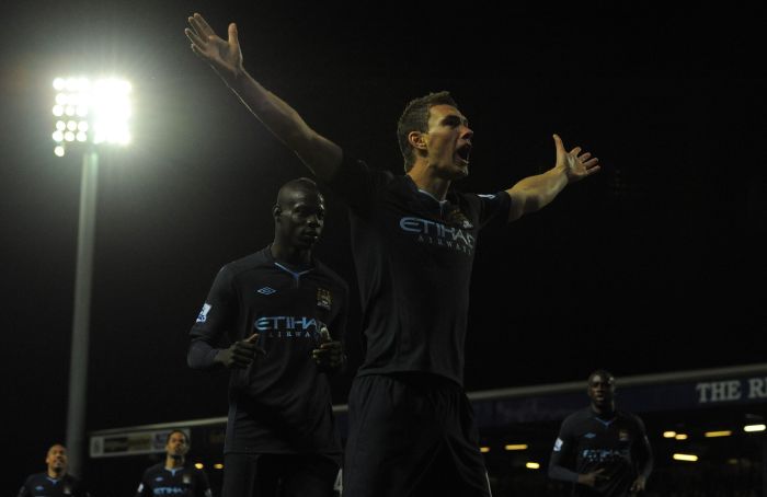 Dzeko comemora gol do Manchester City sobre o Blackburn | Nigel Roddis / Reuters