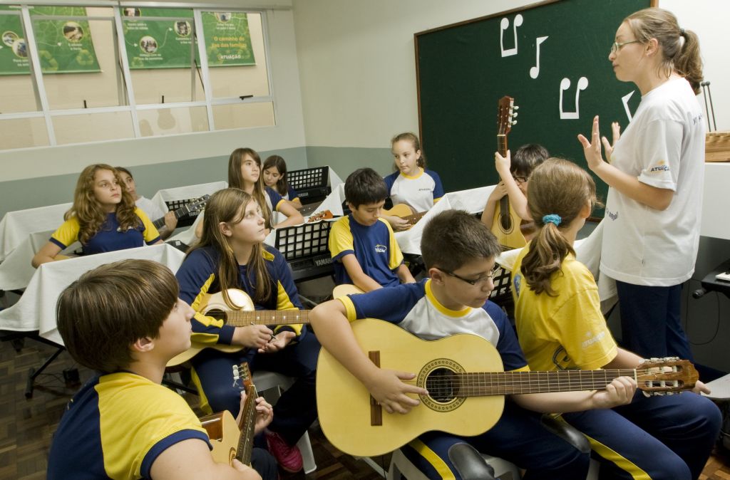 Aula de música na escola Atuação, no Boqueirão: contato com instrumentos e composição | Antonio Costa/Gazeta do Povo