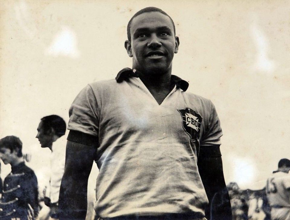 O lateral-esquerdo Nilo com a camisa da seleção brasileira em 1968... | Reprodução