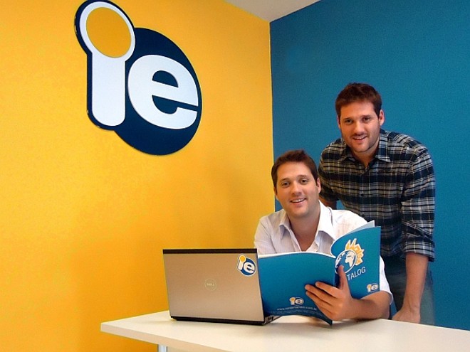 Os gêmeos Cyro e Tadeu Picchi acabam de se mudar para Curitiba, onde são franqueados da IE Intercâmbio. Os dois são os caçulas do casal de atores Elizabeth Savala e Marcelo Picchi |