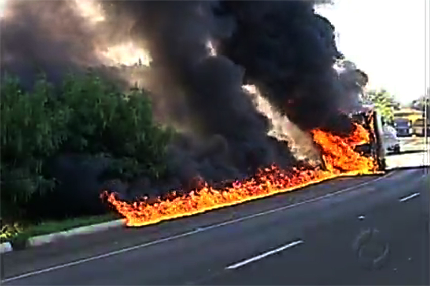 Combustível vazou e formou um rastro de fogo pela rodovia | Reprodução RPCTV Londrina
