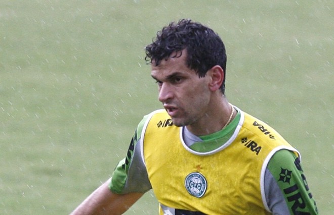 O lateral-esquerdo Eltinho | 