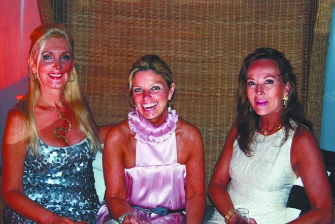 Vânia Dalmaz, Rossana Lazzarotto e Analzira Carneiro amigas em encontro elegante da agenda social curitibana |