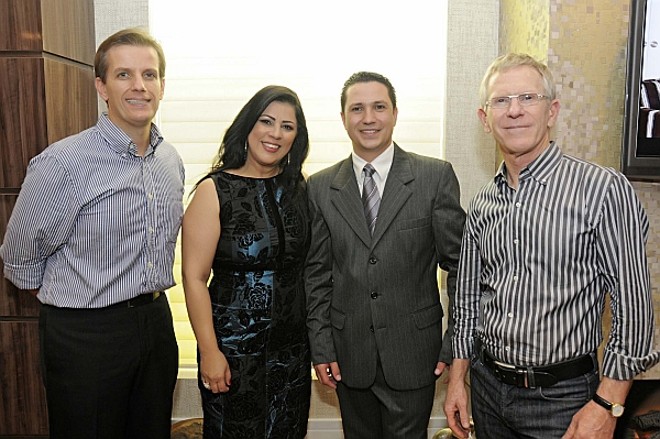 O empresário Ramilto Júnior (de terno), diretor da Marili Decor, e a arquiteta Denise Leal Ribas receberam o diretor-geral da Hunter Douglas do Brasil, Marcelo Siveiro (à esq.), e Fábio Matiolli Gonçalves (à dir.), diretor da Luxaflex no Paraná e em Santa Catarina, para o coquetel de inauguração das novas instalações da loja, na última segunda-feira, em São José dos Pinhais. O projeto da nova loja é assinado por Denise |