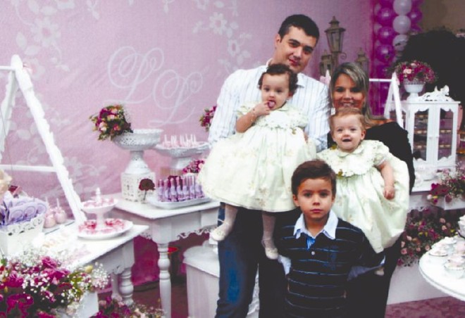 Primeiro ano das gêmeas -As pequenas Laura Maria e Luísa Maria, filhas de Maria Fernanda (Silvério) e Marcello Marcondes de Albuquerque, comemoraram o primeiro ano com linda festa no buffet Aconchego, rodeadas de familiares e amigos. As belas garotas são netas de Wanda Gouveia e Erondy Silvério e de Sônia Guérios Cunha e Mario Celso Marcondes de Albuquerque. Na foto, as aniversariantes com os pais e o irmão Eduardo | 