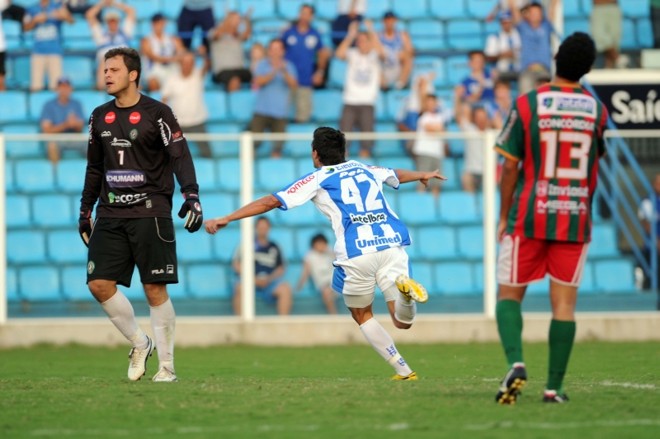 Goleadas catarinenses -O final de semana foi cheio de gols no Campeonato Catarinense. Ontem, o Avaí carimbou 4 a 0 em cima do Concórdia (foto), na Ressacada, e embalou para enfrentar o rival Figueirense, no próximo domingo, pelas semifinais do segundo turno do campeonato estadual. Mas não é por falta de gols que o Figueirense pode ser considerado um adversário fácil | 