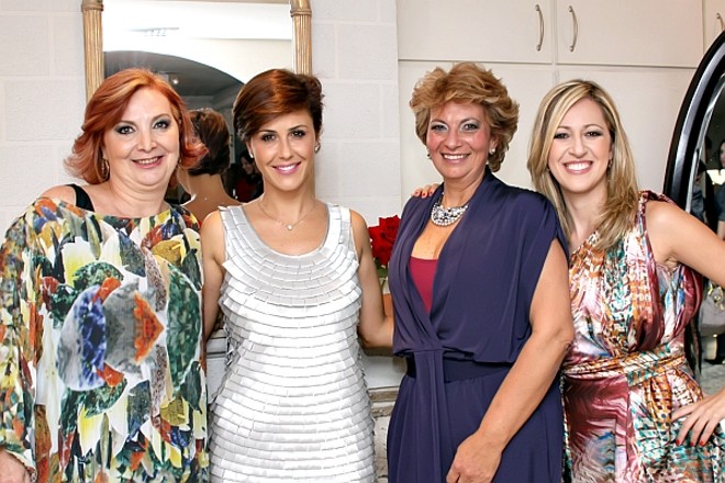 A simpática atriz Guilhermina Guinle foi a estrela do coquetel de lançamento do Espaço JabutiQ, novo nome da multimarcas curitibana. Guilhermina foi recebida pelas empresárias e irmãs Célia (à esq.) e Sandra Burkinsky (de roupa escura) e pela consultora de marketing Letícia Lopes (à dir.), responsável pelo reposicionamento da tradicional butique no mercado |