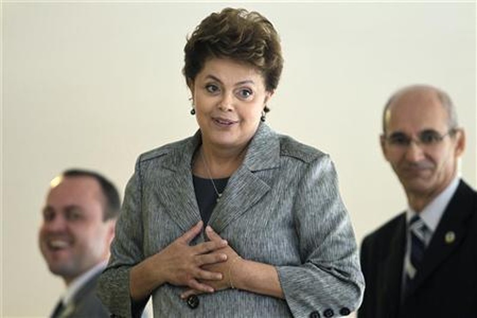 Presidente Dilma Rousseff na reunião do Conselho de Desenvolvimento Econômico e Social (CDES), em Brasília. Dilma pediu que o setor privado ajude o governo na criação de 100 mil bolsas de estudo para formar estudantes brasileiros no exterior | Reuters