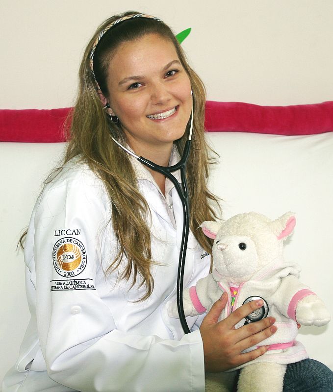 A acadêmica de Medicina Carolina Talini: quando não está na faculdade está em casa, estudando muito para dar conta do conteúdo. | Walter Alves/ Gazeta do Povo