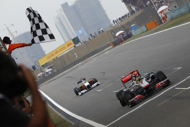 Hamilton recebe a bandeirada final no GP da China | 