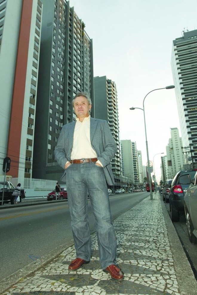 Cezar Bonet na região do Batel. Na foto, ele está na Av. Sete de Setembro |