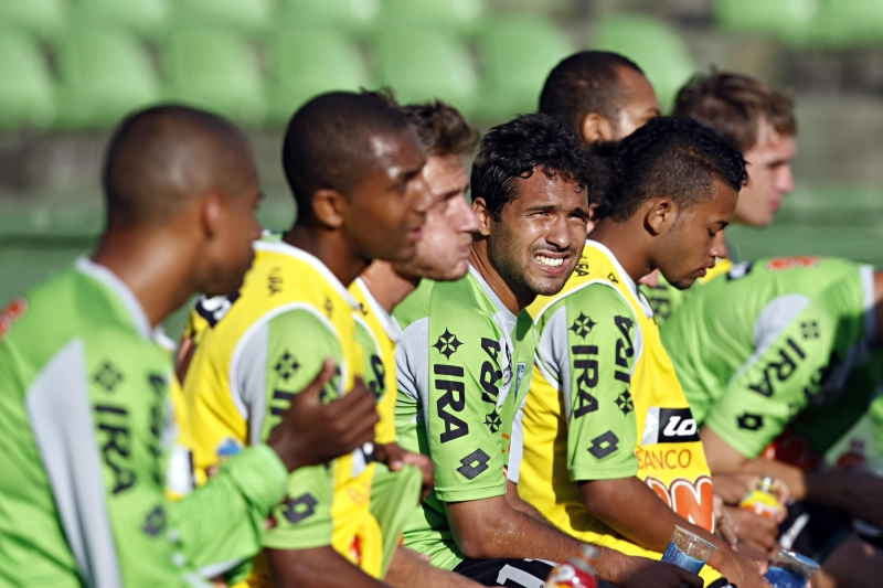 O meia Davi (ao centro) é o artilheiro do time na temporada e retrato do Coxa 2011: um time que prioriza a posse de bola para criar jogadas | Albari Rosa/ Gazeta do Povo