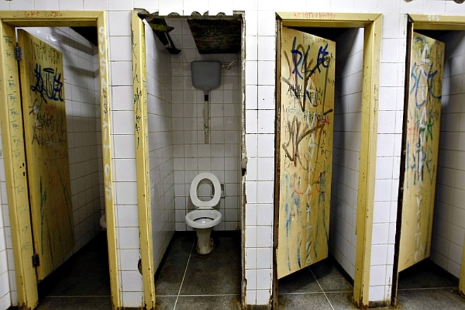 Janelas quebradas e pichações tomam conta de escola de Almirante Tamandaré | 