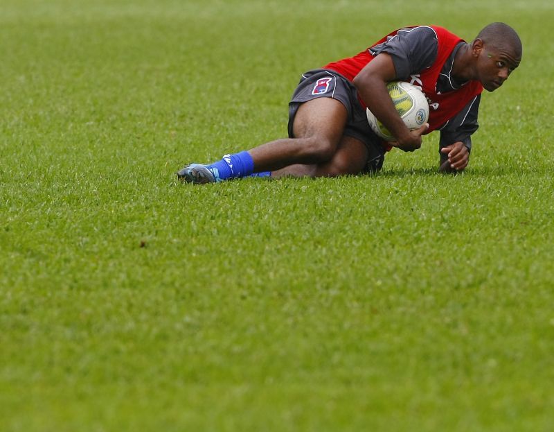 Luiz Camargo descansa durante o treino paranista na Vila Capanema: capitão desfalca o time em semana decisiva | Daniel Castellano/ Gazeta do Povo