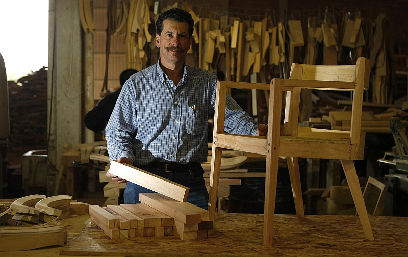 Mauro Schwartsburd, proprietário da fábrica e loja Decormade: trabalho com madeira certificada | Jonathan Campos/Gazeta do Povo
