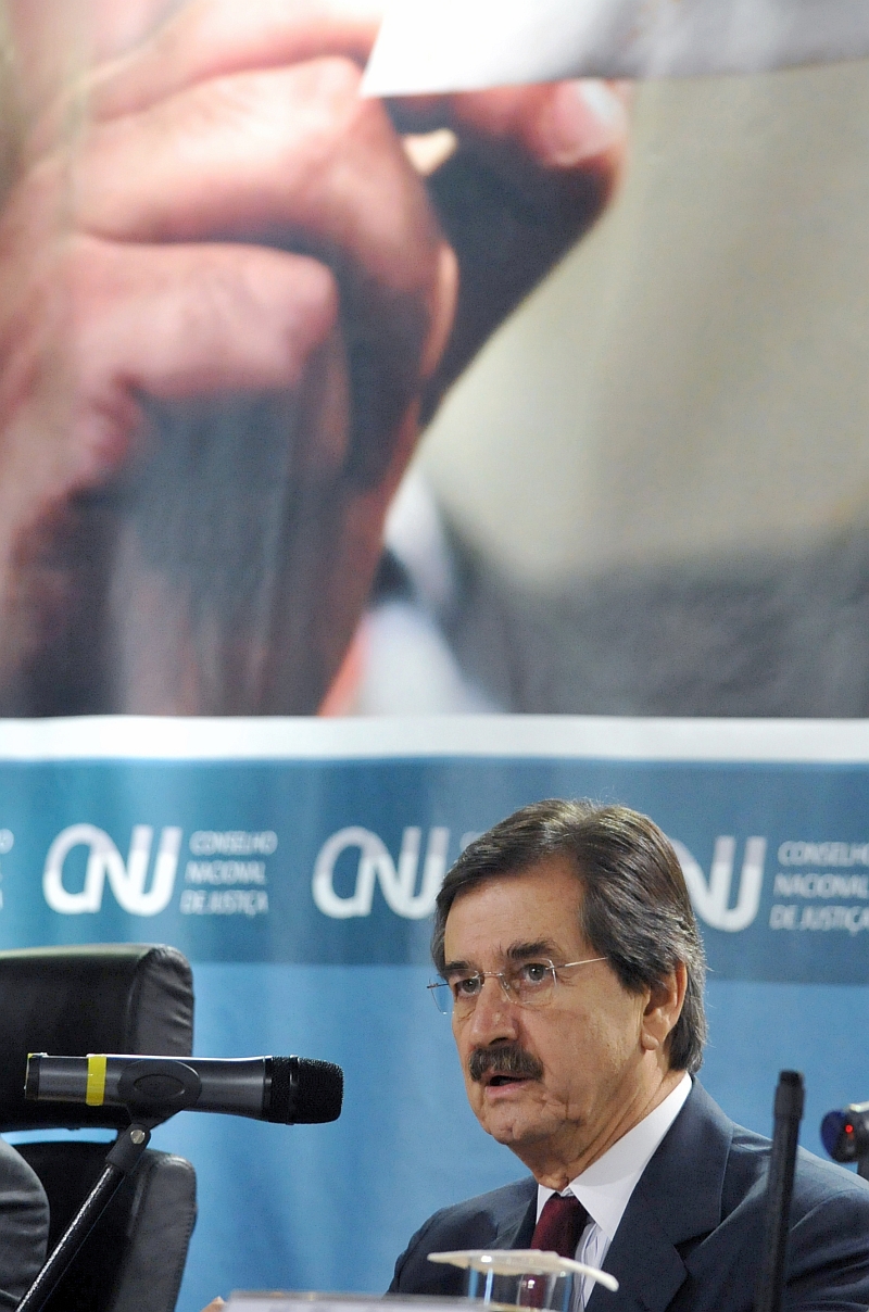 Não é possível considerar os números de modo absoluto. É preciso perceber como eles espelham um trabalho da magistratura brasileira e a tentativa de resolver problemas que são praticamente insolúveis em curto prazo.
Cezar Peluso, presidente do Supremo Tribunal Federal e do Conselho Nacional de Justiça | Elza Fiuza/ABr