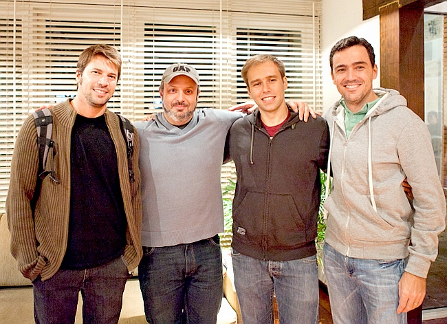 Claudio Freire (de boné), diretor de criação da CCZ e WOW Comunicação, recebeu nesta semana o cineasta Marcus Baldini (de casaco preto, à dir.), diretor do longa Bruna Surfistinha, Guga Sander (à esq.) e Edu Cama, todos diretores da Dínamo Filmes. Os três vieram dirigir um filme criado por Freire | Paola Zadra