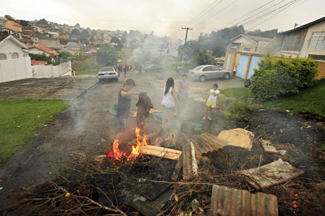 Moradores do Boa Vista montaram pontos de protestos com queima de pneus e de móveis |