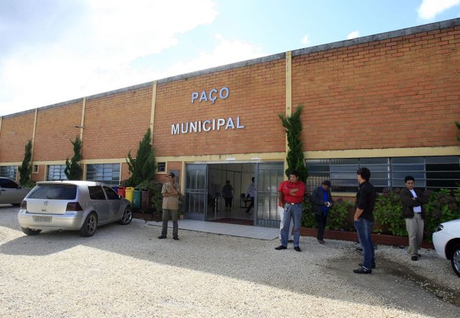 Servidores aguardavam o resultado da eleição na entrada da prefeitura | 