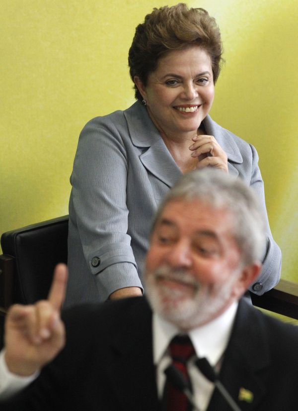 Dilma e Lula, durante avaliação do governo em dezembro de 2010: atuações alinhadas, porém com posturas diferentes | Ricardo Moraes/Reuters