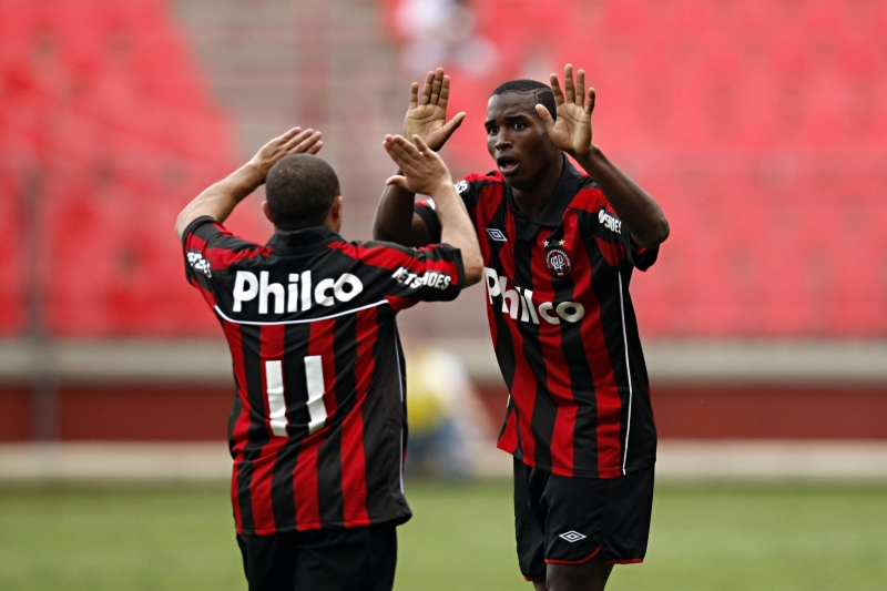 Madson (11) comemora com Adaílton gol na vitória de sábado. O baixinho passa a brigar por vaga com Paulo Baier e Branquinho, enquanto o atacante se tornou titular | Albari Rosa/ Gazeta do Povo