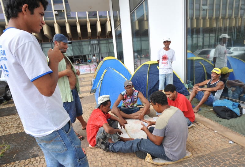 Integrantes da Federação dos Trabalhadores e Trabalhadoras na Agricultura Familiar (Fetraf) acampam em frente ao prédio do Incra. Eles criticam as mudanças propostas pelo senador Aldo Rebelo para o Código Florestal | Elza Fiúza/ABr