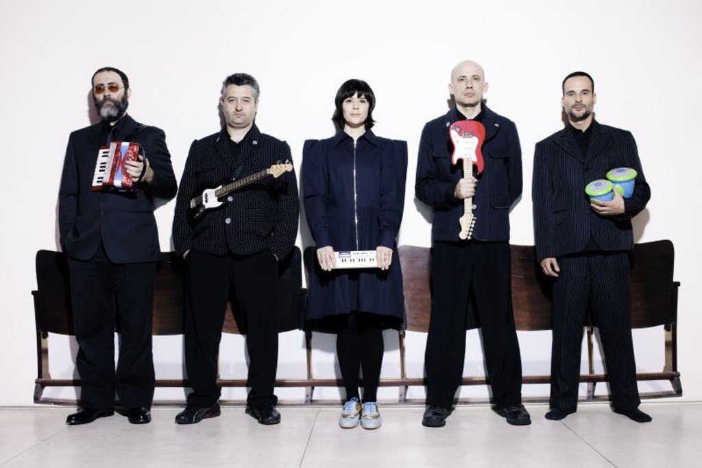 Os integrantes do Pato Fu vão utilizar instrumentos musicais de brinquedo ou miniatura nos shows do álbum Música de Brinquedo