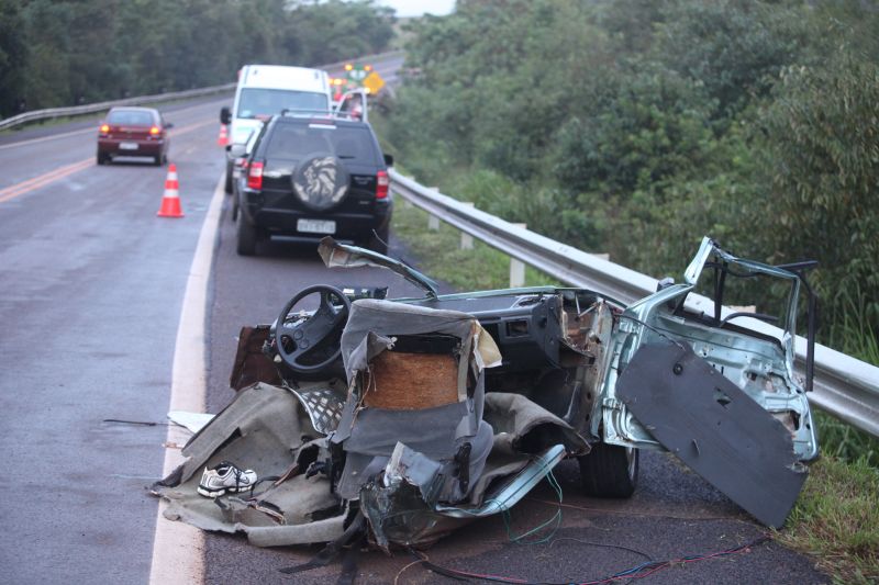 Automóvel ficou praticamente irreconhecível após o impacto: os dois ocupantes morreram na hora. Os feridos foram atendidos em quatro hospitais da região | Dirceu Portugal/ Gazeta do Povo