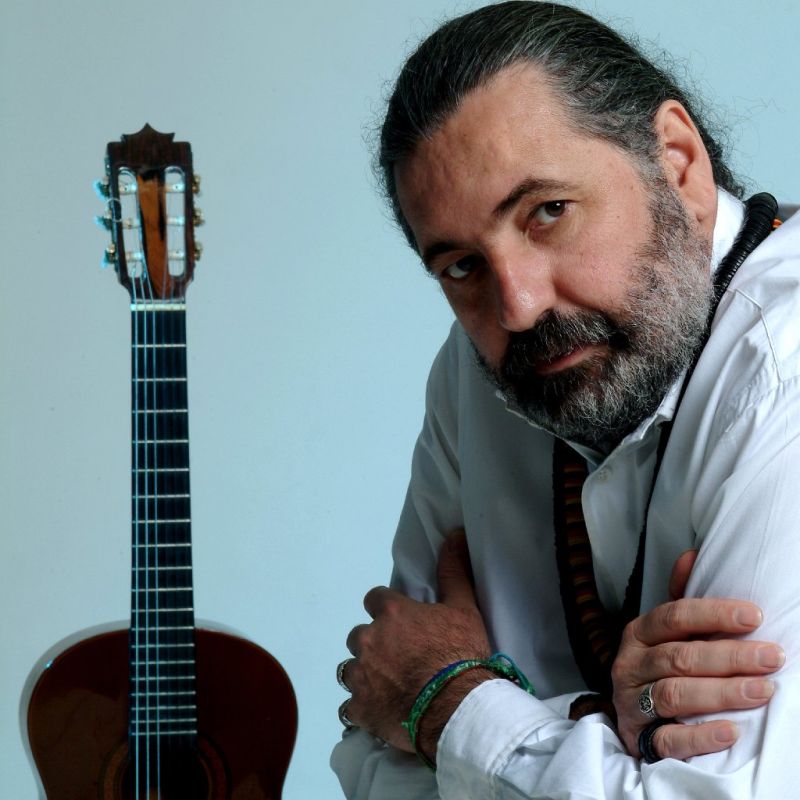 Um banquinho, um violão e um microfone: Moacyr Luz vai cantar os sambas que acenam para o paraíso | Divulgação