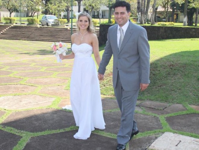 Alguém já viu casamento no intervalo do almoço, com direito a igreja e festa? Pois foi o que o casal Renata e Gilmar Piolla fez na quarta-feira na Paróquia Sagrado Coração de Jesus da Vila B, da Usina de Itaipu, em Foz do Iguaçu. O noivo, superintendente de comunicação da binacional, e a maioria dos convidados voltaram para suas respectivas salas após o almoço e ela foi para casa, com o filhinho do casal |