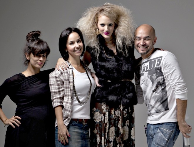 A ex-VJ e modelo Carla Lamarca, que estreou como atriz na novela Insensato Coração, esteve em Curitiba para posar para o primeiro editorial de moda da revista que o ParkShoppingBarigüi lança em maio. Na foto, Carla e a stylist Thais Mendes (à esq.), que veio de Londres especialmente para produzir o editorial, a gerente de marketing do shopping, Silvia Pires Omairy, e o hair stylist Beto Bravo |