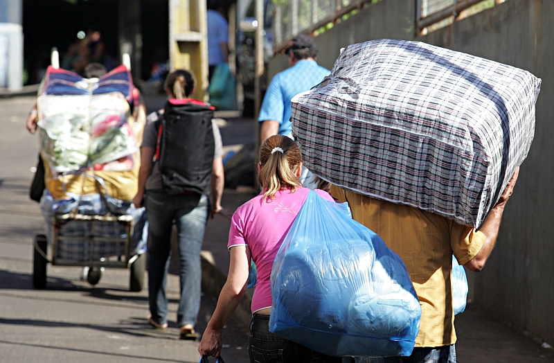 Sacoleiros na fronteira do Brasil com o Paraguai: número de casos de pessoas com mercadorias no valor de até R$ 10 mil cresceu na região entre 2009 e 2010 | Christian Rizzi/Gazeta do Povo
