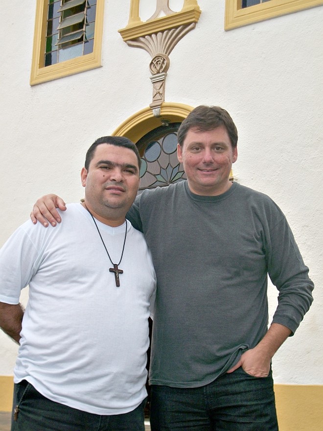 O publicitário Maurício Ramos (à dir.), diretor institucional da agência TheGetz, reuniu-se nesta semana com o padre Marcos de Albuquerque, da Igreja Nossa Senhora do Pilar de Antonina, para criar uma campanha para ajudar na reconstrução da cidade, depois das águas de março. Padre Marcos está encabeçando uma força- tarefa para reerguer a cidade |