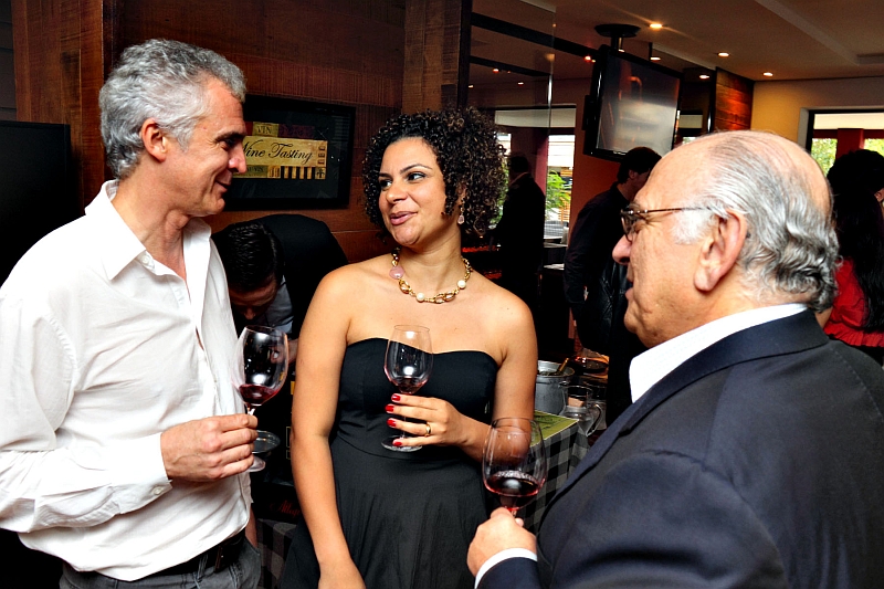 Eduardo Deboni (à esq.), do restaurante Edvino, a sommelière Patrycia Coelho, franqueada da Grand Cru Curitiba, e o argentino Victor Levy, fundador da importadora, em animado bate-papo no evento Grand Tasting, que reuniu quatro produtores internacionais nesta quarta-feira na loja de Curitiba | Daniel Sviech