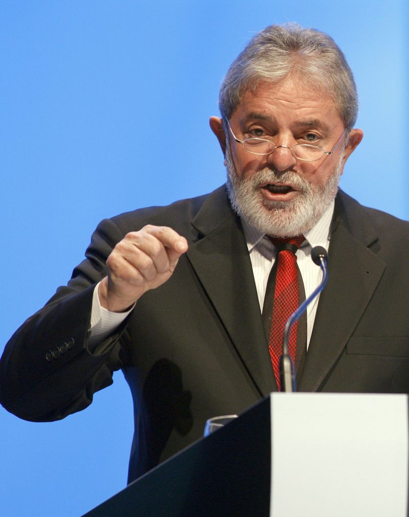 "Sinceramente não sei como alguém estuda tanto e depois quer esquecer o povão. O povão é a razão de ser do Brasil. E do povão fazem parte a classe média, a classe rica, os mais pobres, porque todos são brasileiros." Lula, sobre artigo de Fernando Henrique Cardoso | Philip Hollis/EFE