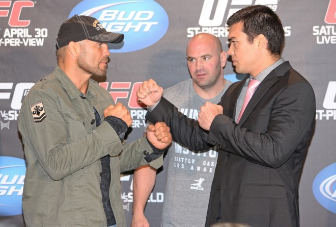 Randy Couture (esq.) se despede do UFC em luta com o brasileiro Lyoto Machida (dir.) | 