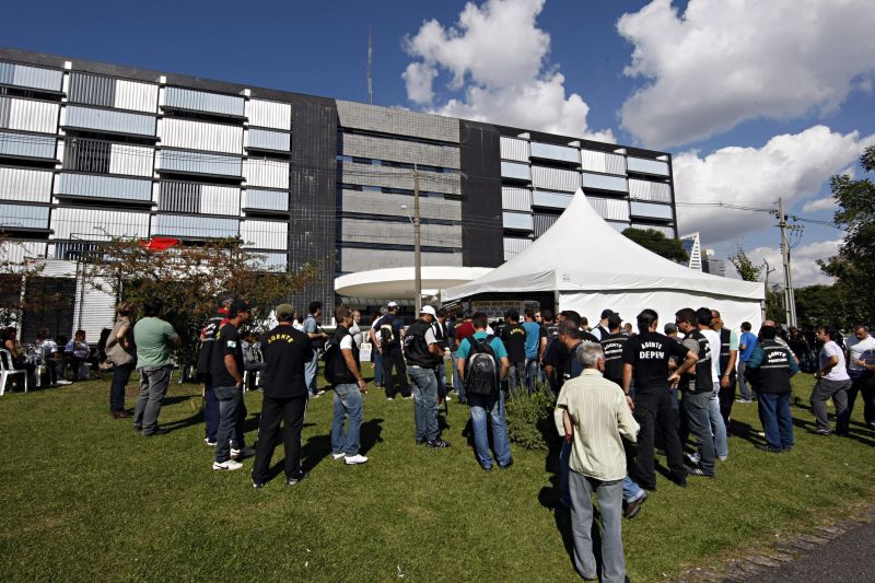 Fórum das Entidades Sindicais fez protesto em frente do Palácio das Araucárias para cobrar reajuste salarial aos servidores | Albari Rosa/ Gazeta do Povo