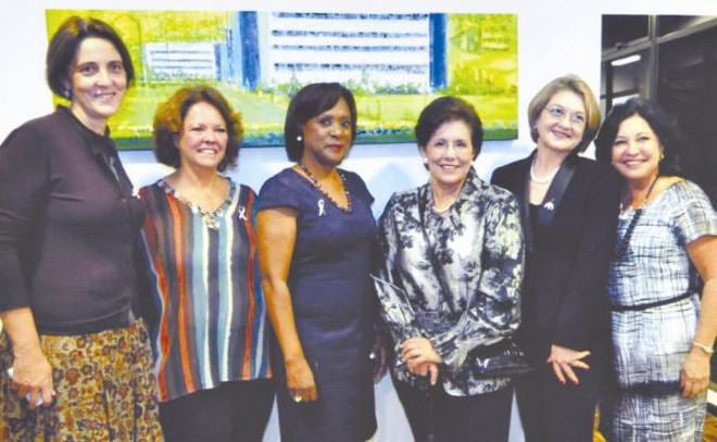 Homenagem às mulheres- Comemorando o mês das mulheres, a UniBrasil homenageou paranaenses de destaque, em concorrido evento na última semana. Na foto, as homenageadas Maria Tereza Uille Gomes; secretária de Justiça e primeira mulher presidente da Associação do Ministério Público; Dorly Buchi; biofísica; Dulcinéa Novaes; professora universitária e repórter da RPC; Regina Casillo; empresária do Solar do Rosário; Rosana Fachin; desembargadora do TJPR e Ana Maria Macedo; assessora técnica d a Secretaria da Criança e Juventude, representando a primeira-dama do Estado, Fernanda Richa | 