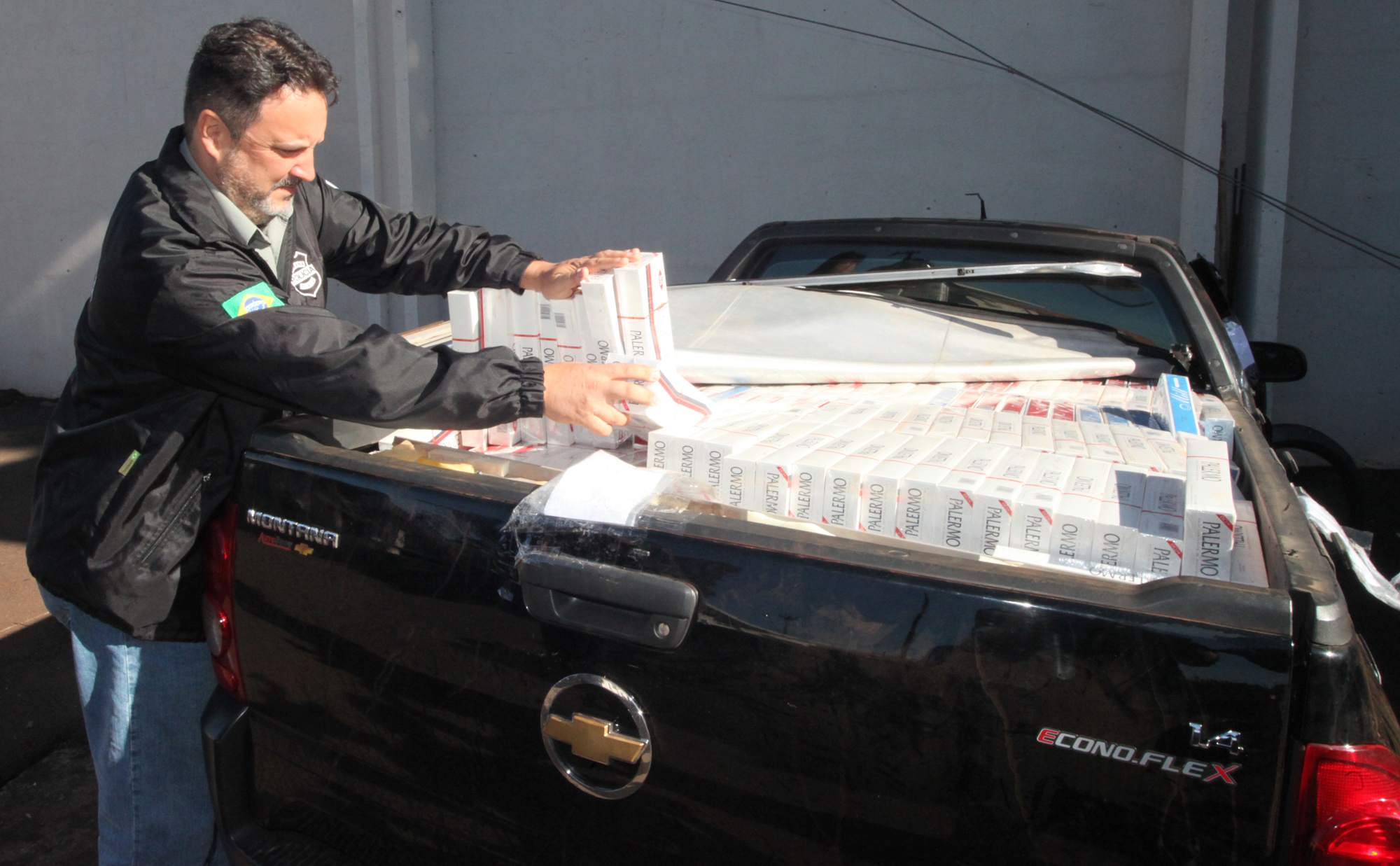 Veículo com placas de São Mateus do Sul foi recuperado pela polícia, que encontrou mais de 1,5 mil pacotes de cigarros contrabandeados do Paraguai | Dirceu Portugal/Gazeta do Povo