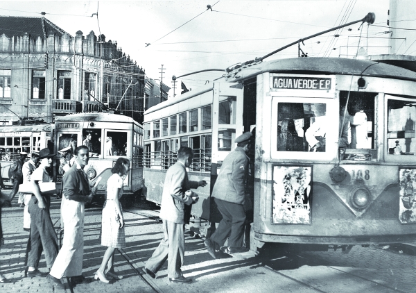 Agora que Curitiba vai ter circulando o Azulão, o ônibus de passageiros, segundo dizem, maior do mundo, está na hora de lembrar dos velhos bondes. Temos um bonde, na Rua XV, que nunca circulou pela cidade, juntando assim com outros acontecimentos que lembram o velho ditado: fulano pegou o bonde errado! É de ficar pensando se não pegamos algumas vezes o bonde da história errado. A foto é dos bondes na Praça Zacarias em 1948 |