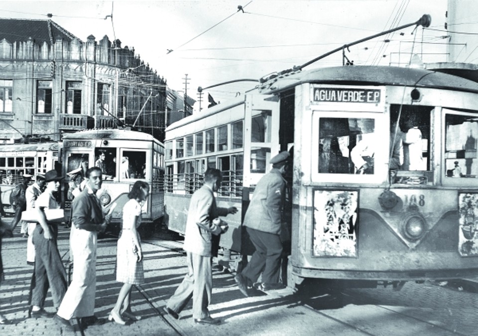 Agora que Curitiba vai ter circulando o Azulão, o ônibus de passageiros, segundo dizem, maior do mundo, está na hora de lembrar dos velhos bondes. Temos um bonde, na Rua XV, que nunca circulou pela cidade, juntando assim com outros acontecimentos que lembram o velho ditado: fulano pegou o bonde errado! É de ficar pensando se não pegamos algumas vezes o bonde da história errado. A foto é dos bondes na Praça Zacarias em 1948 | 