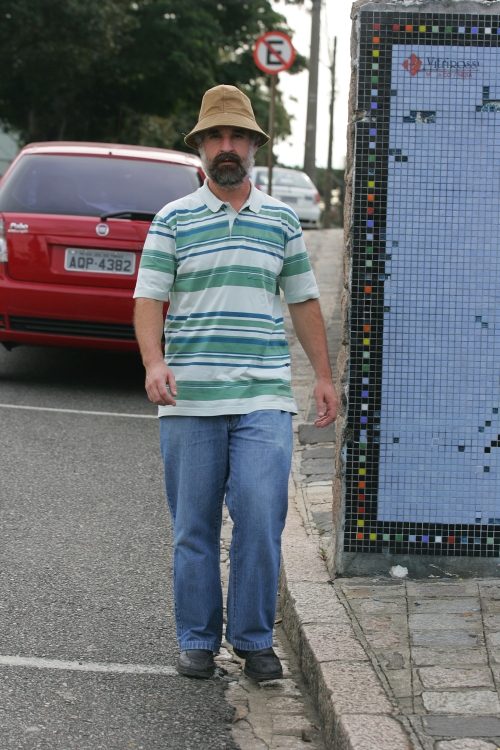 André Caon reclama da falta de calçadas seguras e sem obstáculos | Ivonaldo Alexandre/Gazeta do Povo