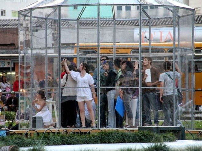 A gaiola de acrílico de Espaço Outro volta à Praça Santos Andrade |