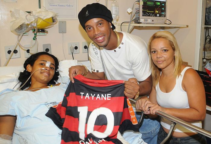 Ronaldinho Gaúcho com a garota Tayane Tavares Monteiro, uma das vítimas do massacre do Realengo | Alexandre Vidal / Reuters