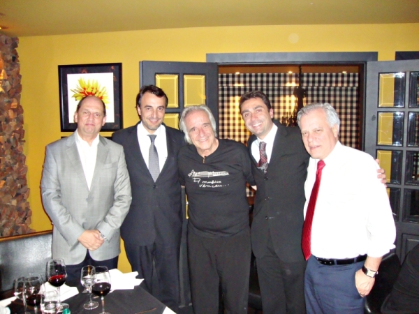 Após reger a sua Orquestra Filarmônica Bachiana no Teatro Positivo, na quinta-feira, o maestro João Carlos Martins (ao centro) foi jantar no Edvino com os médicos Waldir Eschberger Júnior, do laboratório EMS, João Luiz Garcia de Faria, do Hospital IPO (ambos à esq.), e Marco Cesar Santos (penúltimo à dir.), diretor da Associação Brasileira de Otorrinolaringologia, mais o jornalista Chico Pinheiro | Kadu Sampaio /Divulgação