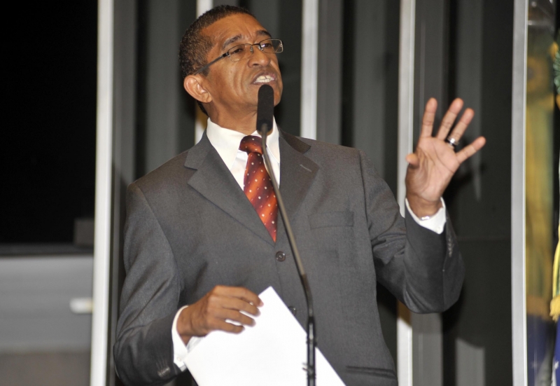 Na tribuna da Câmara, o deputado Vicentinho nega envolvimento no esquema do mensalão | José Cruz/ABr